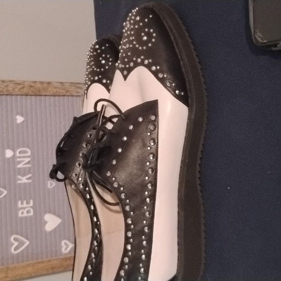 MICHEAL KORS SHOES - Picture 3 of 9